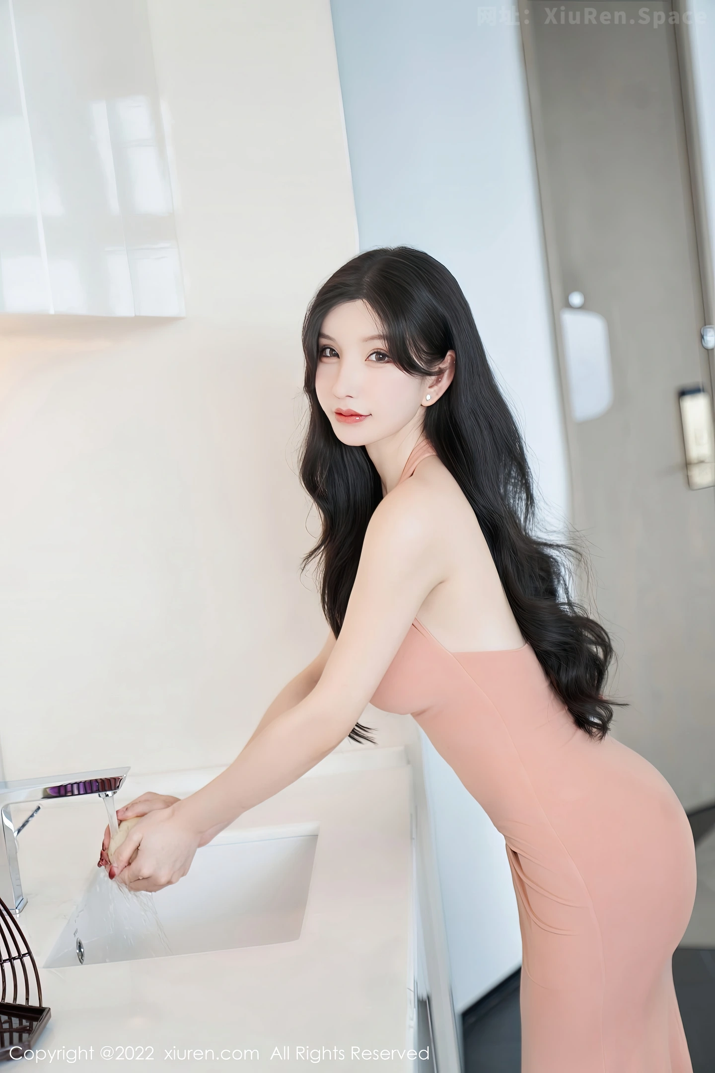 图片[4]-[XiuRen秀人网] VOL.5881 女神周于希Sally心愿旅拍性感粉色长裙+白色薄纱惹火诱惑写真80P-秀人网官方网站